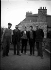 Des hommes jouent à la pétanque